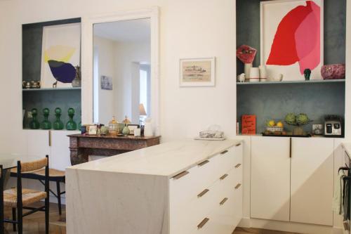 Cozy Haussmanian flat in the heart of Paris - image 3