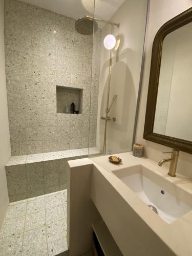 Cozy Haussmanian flat in the heart of Paris - image 10