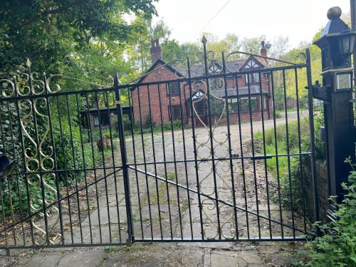 Rainsough Cottage Guest House - Shared Bathroom - Free Parking & WiFi Rainsough Cottage Guest House - Shared Bathroom - Free Parking & WiFi