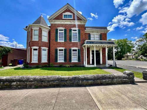 Newly Renovated Historic mansion ☆ 8 Bedrooms