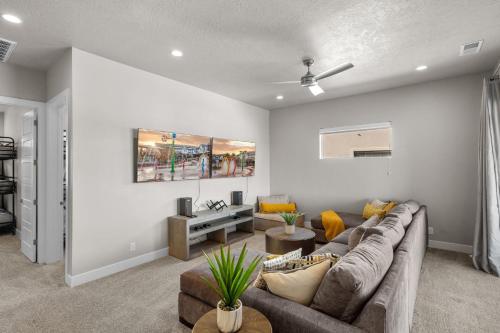 Ocotillo Springs 67 Low Prices Private Hot Tub Pool Basketball Arcade Ping Pong and Community Pool - image 8