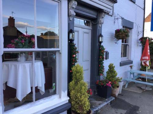 Dolphin Inn in Llandysilio