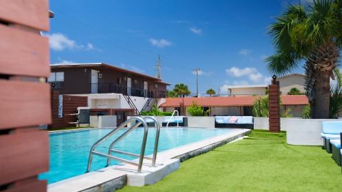 Exterior view, Banana Peel Lodge in Panama City (FL)