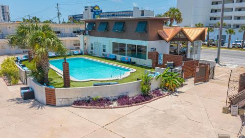 Exterior view, Banana Peel Lodge in Panama City (FL)