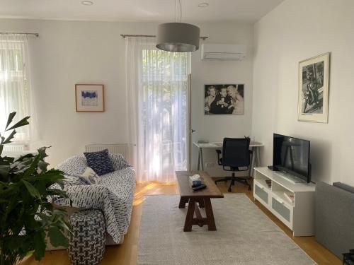 Superb Studio with 40 sqm Terrace in the Greens of Buda City Centre, Budapest (photo 8)