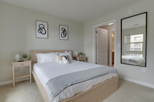 Top Amenities: Charming Apartment at Alexandria in Alexandria, USA