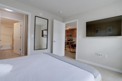 Top Amenities: Charming Apartment at Alexandria in Alexandria, USA