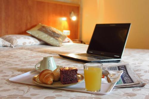 Hotel Los Angeles - image 2