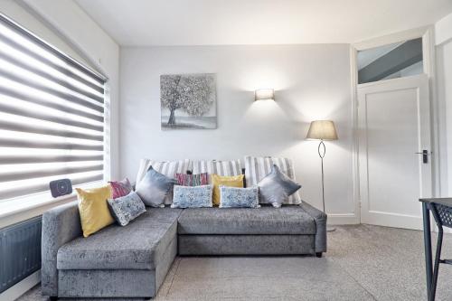 Luxury 3-Bed Apartment Near To London With Parking - Upminster
