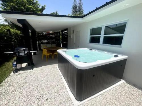Casa Ana - Cozy space hot tub and large fenced yard in Miami, USA