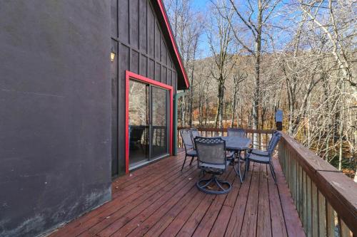 128 West Pond Creek Rd by Carolina Stays in Beech Mountain, USA