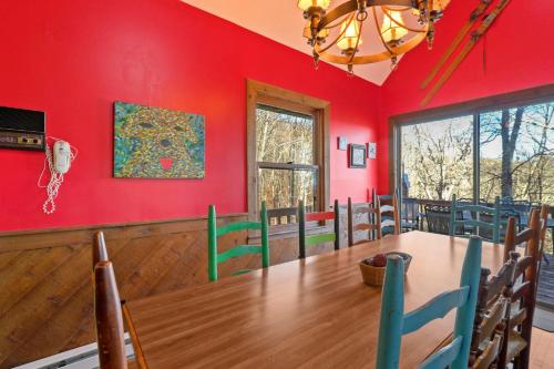128 West Pond Creek Rd by Carolina Stays in Beech Mountain, USA
