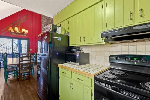 128 West Pond Creek Rd by Carolina Stays in Beech Mountain, USA