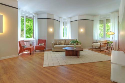 Four-Bedroom Luxury Apartment image 7