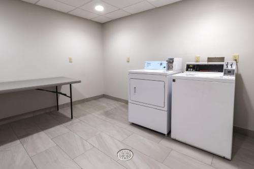 Holiday Inn Express Hartford-Newington an IHG Hotel - image 8