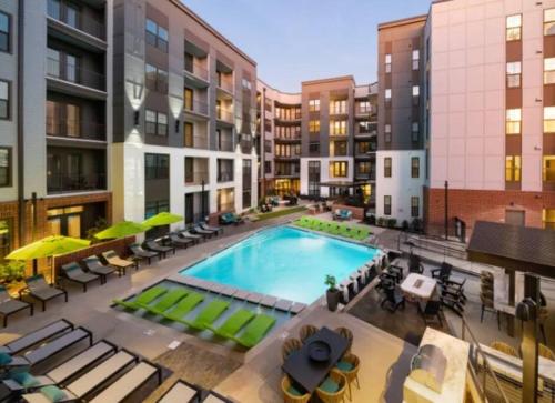 Luxury Apt, Min to DT, Gym, Pool in Nashville, USA