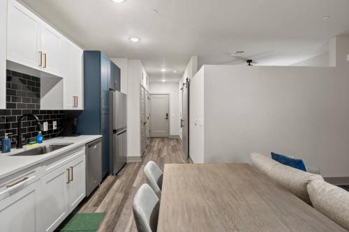 Luxury Apt, Min to DT, Gym, Pool in Nashville, USA