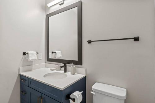 Luxury Apt, Min to DT, Gym, Pool in Nashville, USA