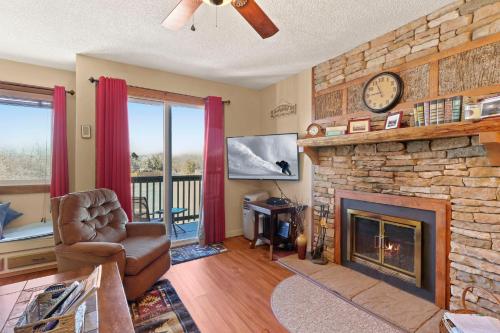 301 Pinnacle Inn Rd 1214 by Carolina Stays in Beech Mountain, USA
