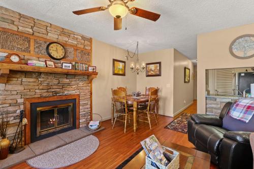 301 Pinnacle Inn Rd 1214 by Carolina Stays in Beech Mountain, USA