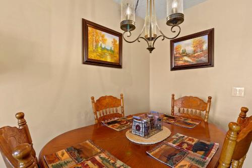 301 Pinnacle Inn Rd 1214 by Carolina Stays in Beech Mountain, USA