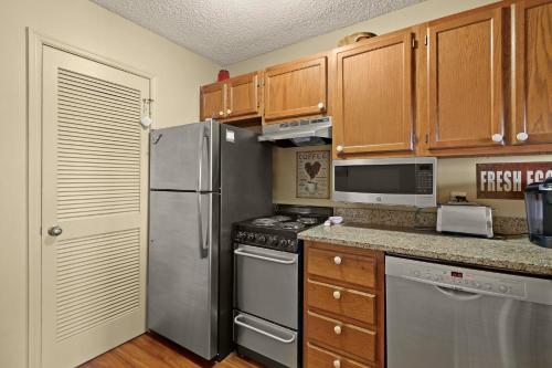 301 Pinnacle Inn Rd 1214 by Carolina Stays in Beech Mountain, USA