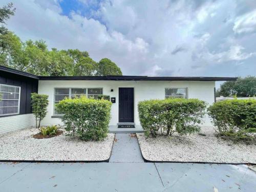 3 Bed Chique Sleeps 10 Walking To Shops in Orlando, USA