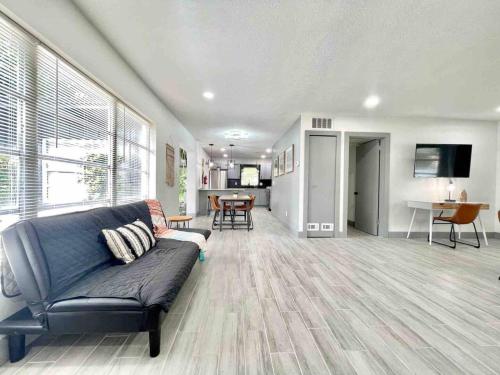 3 Bed Chique Sleeps 10 Walking To Shops in Orlando, USA