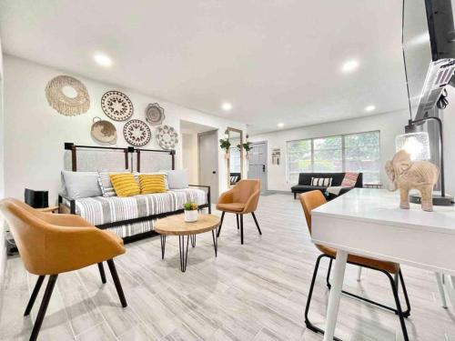 3 Bed Chique Sleeps 10 Walking To Shops in Orlando, USA