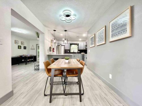 3 Bed Chique Sleeps 10 Walking To Shops in Orlando, USA