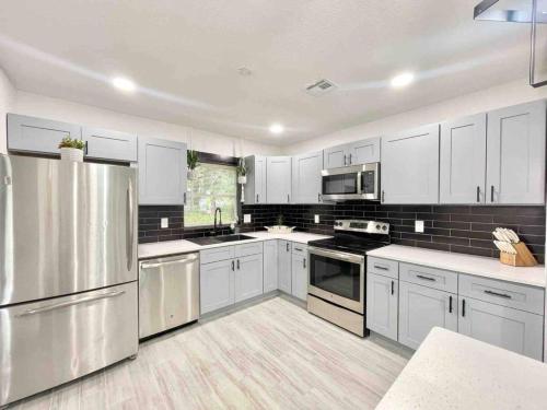 3 Bed Chique Sleeps 10 Walking To Shops in Orlando, USA