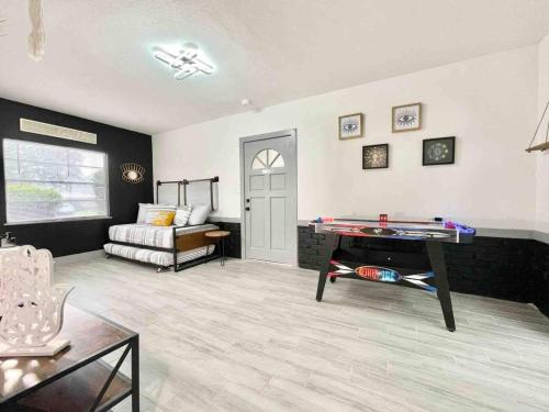 3 Bed Chique Sleeps 10 Walking To Shops in Orlando, USA