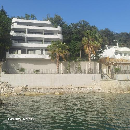 ALOHA Beach Front Vacation Rental