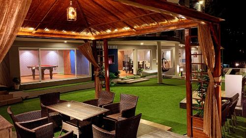 Restaurant, Royal Lodge By Hotel Demanchi in Murree