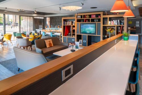 Holiday Inn London Brentford Lock an IHG Hotel - image 3