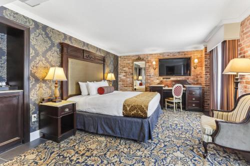 Deluxe Queen Room image 2