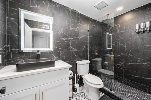 ห้องน้ำ, Comfortable 2BR Apt in Vibrant Houston Heights near พิพิธภัณฑ์รถศิลปะ