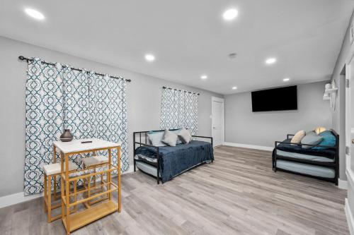 Comfortable 2BR Apt in Vibrant Houston Heights - Tap to explore photos