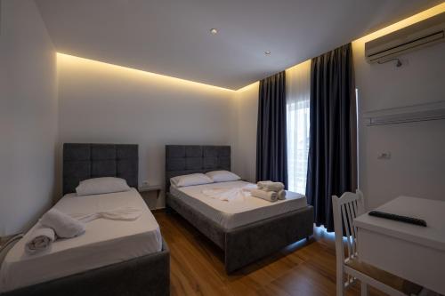 1 king bed, 1 twin bed, 1 sofa bed