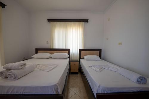 1 king bed, 1 twin bed