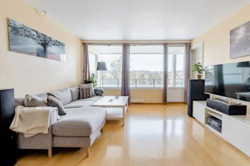 Shared lounge/TV area, Calm and tidy room in apartment, 14min train ride to city center in Alna