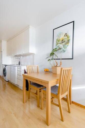 Kitchen, Calm and tidy room in apartment, 14min train ride to city center in Alna