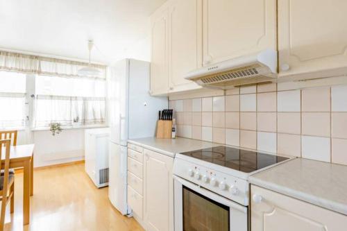 Kitchen, Calm and tidy room in apartment, 14min train ride to city center in Alna