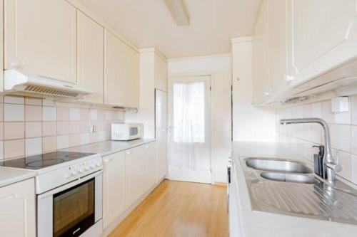 Kitchen, Calm and tidy room in apartment, 14min train ride to city center in Alna