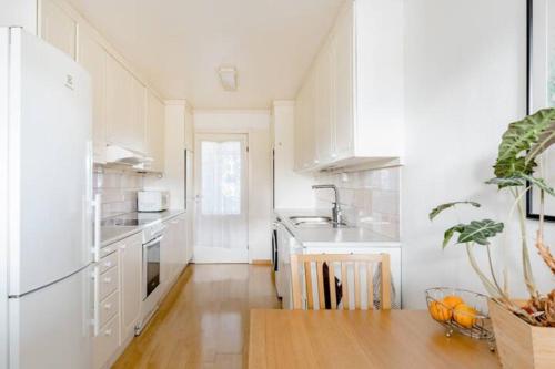 Kitchen, Calm and tidy room in apartment, 14min train ride to city center in Alna
