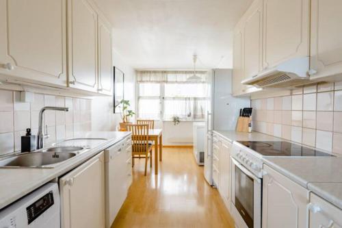 Kitchen, Calm and tidy room in apartment, 14min train ride to city center in Alna