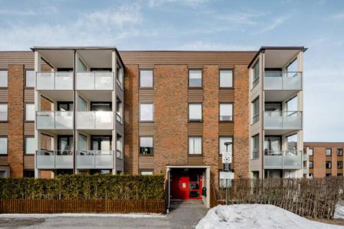 Exterior view, Calm and tidy room in apartment, 14min train ride to city center in Alna