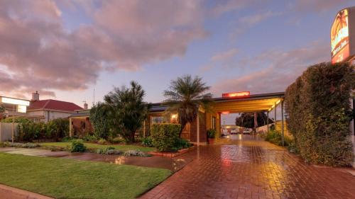 Exterior view, Oasis Motor Inn in Broken Hill