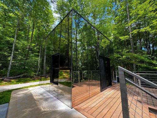 460 Reflections Mirror Cabin in Balsam Grove, USA
