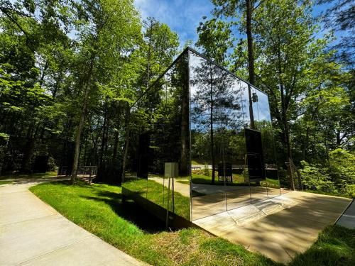460 Reflections Mirror Cabin in Balsam Grove, USA